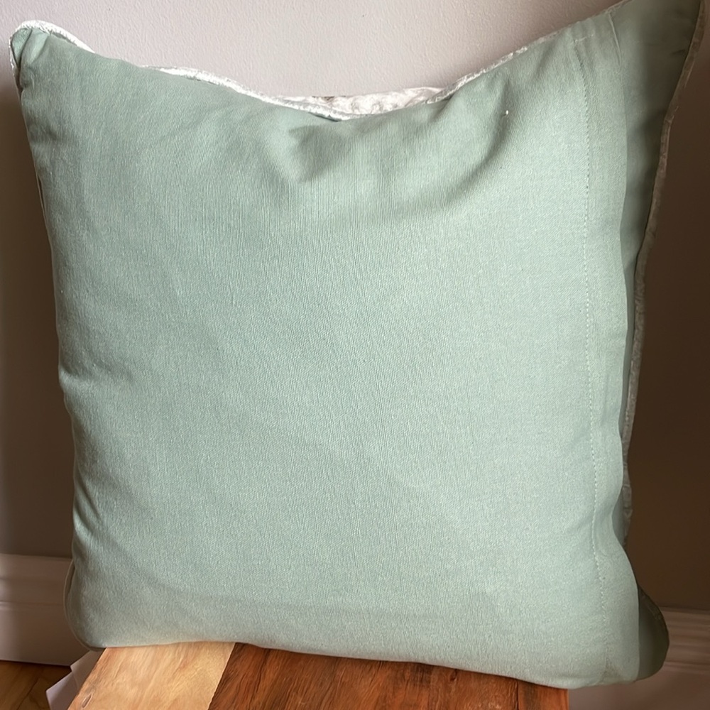 ❄️Sparkling Snowflake ❄️ Gorgeous, soft & plump sparkling ✨ pillow! NWT! - Picture 10 of 16